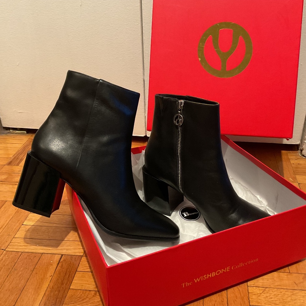 Wishbone black leather boots